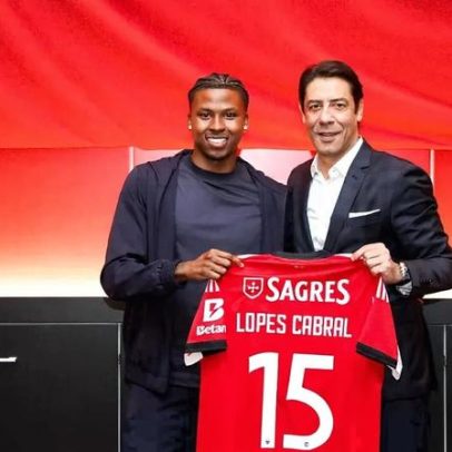 Lopes Cabral sorri na equipa vencedora do primeiro treino do Benfica em 2026