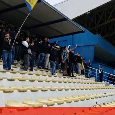 Adeptos do Estoril cantam tributo ao treinador Ian Cathro no treino aberto