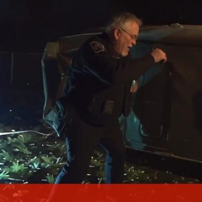 Polícia corta o tejadilho de carro em chamas para salvar condutor