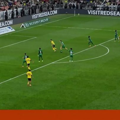 Erro do guarda-redes do Al Ahli resulta no primeiro golo do Al Nassr