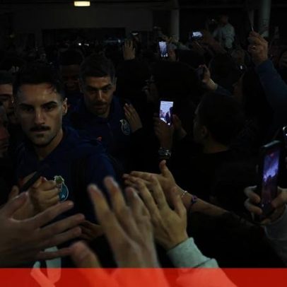 Cânticos, abraços e pedidos marcam viagem do FC Porto aos Açores