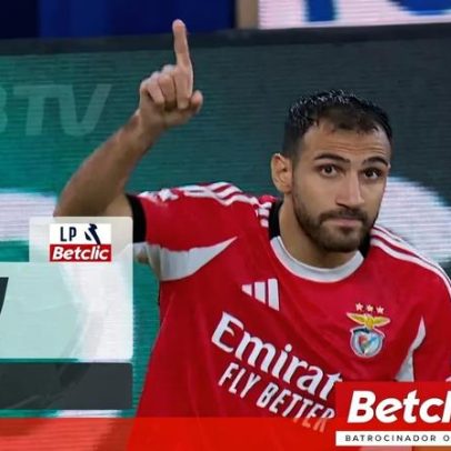 VAR deteta mão, penálti para o Benfica e Pavlidis não falha na cobrança