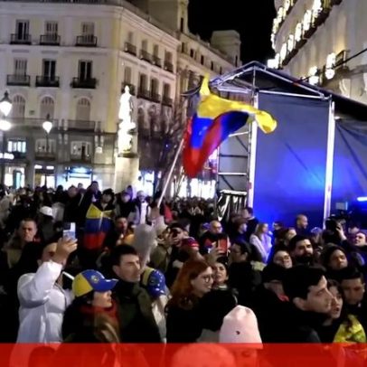 Venezuelanos em Madrid celebram a captura de Maduro, pedindo paz