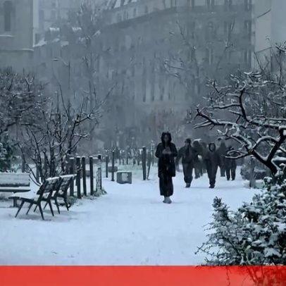 Paris coberta de neve e queda acentuada das temperaturas