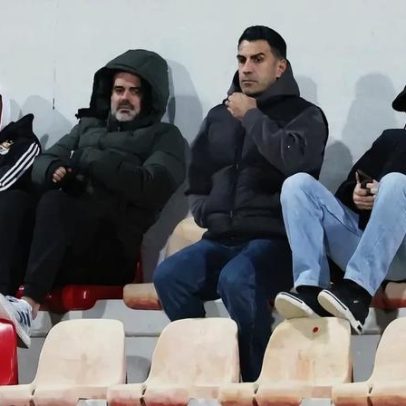 Mourinho e jogadores do Benfica assistem ao clássico dos 'bês' no Seixal