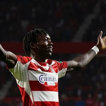 Faye aguarda luz verde para rumar ao Sporting, impasse com a China no negócio
