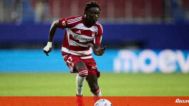 Sporting mais próximo de fechar Faye