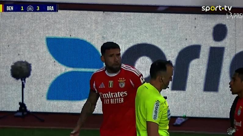 O momento da expulsão de Otamendi no Benfica-Sp. Braga que tira o central do jogo no Dragão
