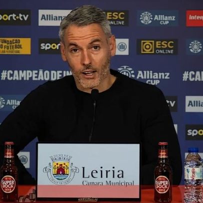 Carlos Vicens relata viagem de autocarro com cenas de comida, massagens e jogos