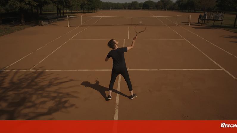 Polémica no ténis feminino: jogadora amadora recebe wildcard e joga torneio profissional... sem saber servir