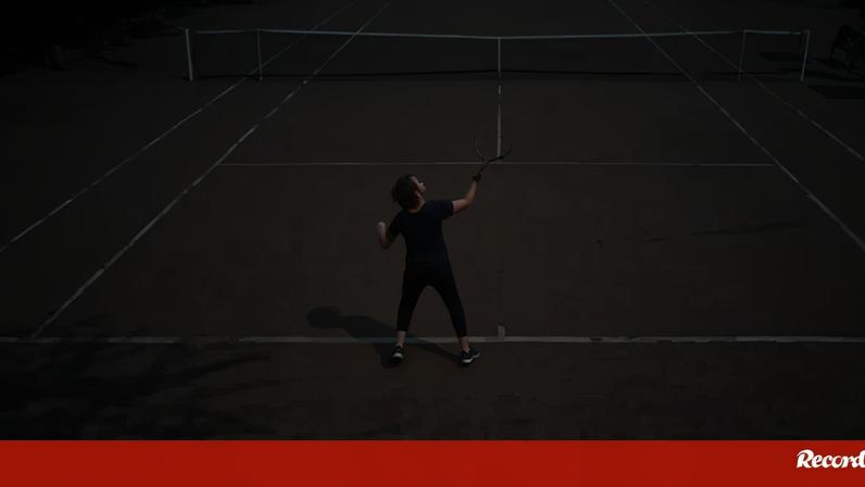 Polémica no ténis feminino: jogadora amadora recebe wildcard e joga torneio profissional... sem saber servir