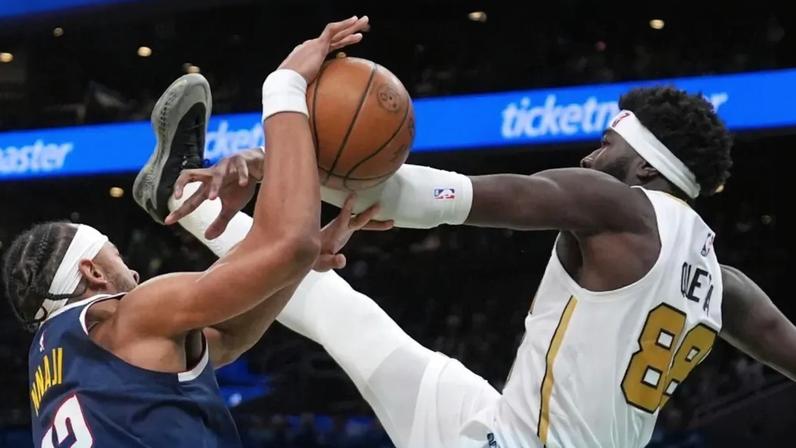Neemias Queta em ação pelos Boston Celtics frente aos Nuggets