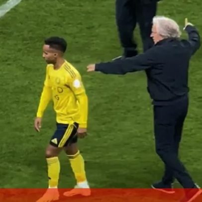 Jorge Jesus olha para jogador do Al Nassr que recusou aplaudir os adeptos