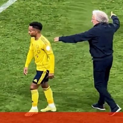 Jorge Jesus observa jogador do Al Nassr que não aplaudiu os adeptos