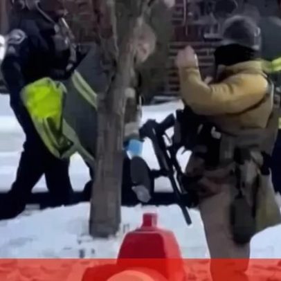 Imagens mostram mulher morta pelo ICE transportada por bombeiros após tiroteio