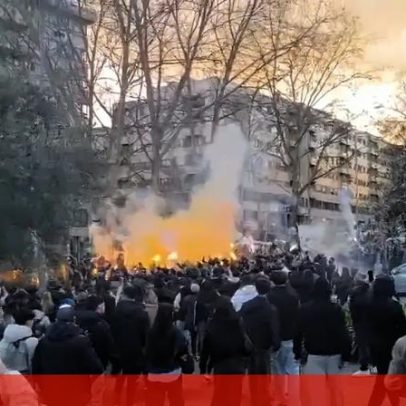 Autocarro do V. Guimarães rodeado por adeptos no trajeto para Leiria