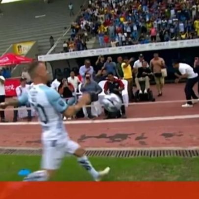 Futebolista falha entrega de bola aos adeptos e acerta num jornalista
