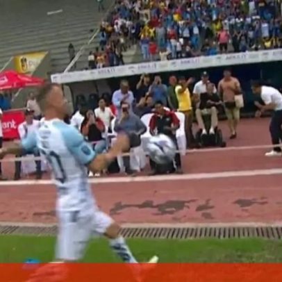 Jogador tenta dar bola aos adeptos e acerta num jornalista