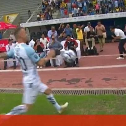 Futebolista erra passe ao tentar dar bola a adeptos e acerta num jornalista