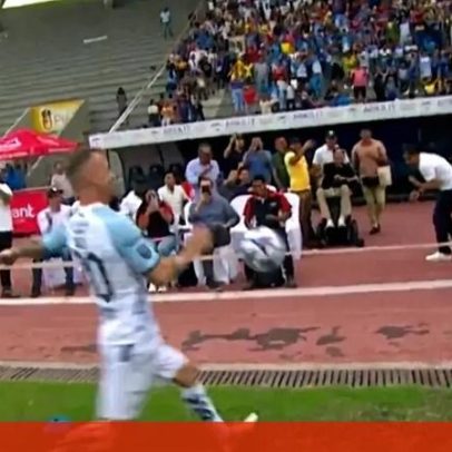 Futebolista tenta entregar bola aos adeptos, acerta num jornalista