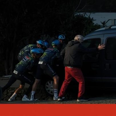 Ciclistas da Soudal Quick-Step ajudam condutor em apuros; carrinha ainda por esclarecer