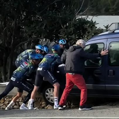 Ciclistas da Soudal Quick-Step salvam motorista; como a carrinha apareceu ali?