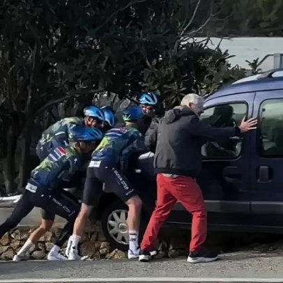 Ciclistas da Soudal Quick-Step salvam condutor; como chegou a carrinha?