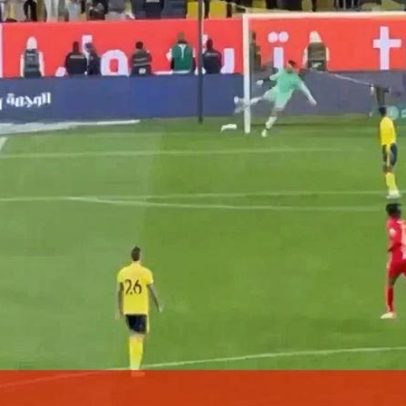 Guarda-redes do Al Nassr falha grave e atira bola à cabeça de colega