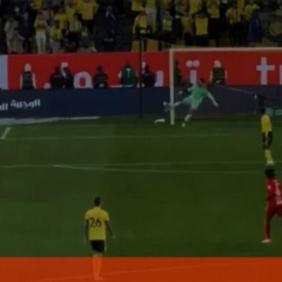 Guarda-redes do Al Nassr sofre frango e atira bola a colega