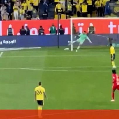 Guarda-redes do Al Nassr sofre frango e atira bola à cabeça de colega