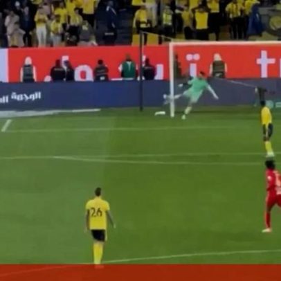Guarda-redes do Al Nassr sofre frango e atira bola à cabeça de colega