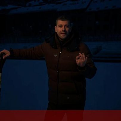 Relvado do FC Andorra com 28 cm de neve, Piqué ajuda com a pá