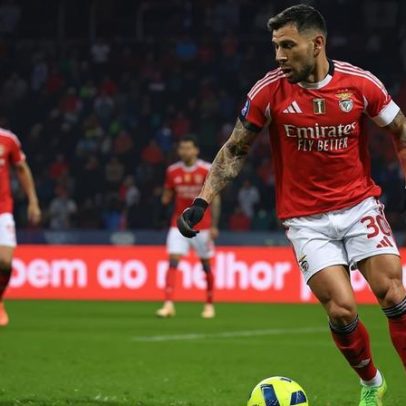 Otamendi entrega braçadeira que acabou no braço de Richard Ríos