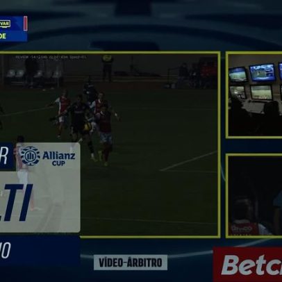 Árbitro consultou imagens após VAR e assinalou penálti para o V. Guimarães