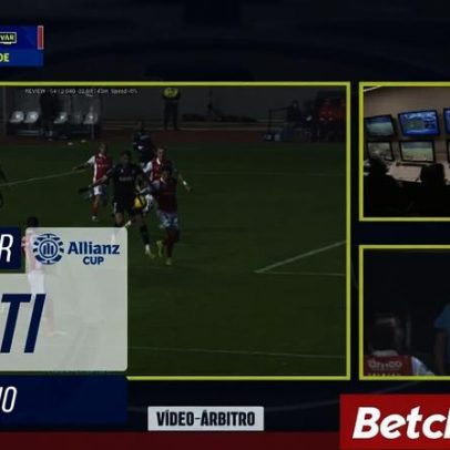 Árbitro consulta imagens após alerta do VAR e marca penálti para o V. Guimarães