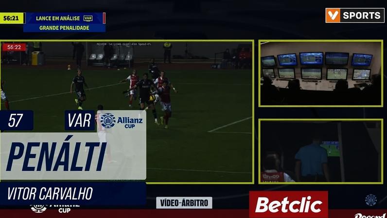 Árbitro consultou as imagens após ser alertado pelo VAR e assinalou penálti para o V. Guimarães