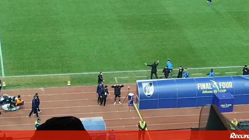 Final escaldante: Nélson Oliveira provoca banco do Sp. Braga e vira-se para os adeptos colocando as mãos nas orelhas