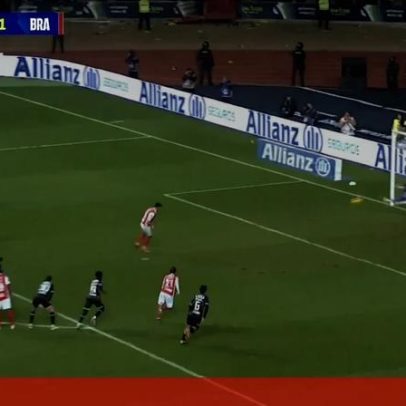 Guarda-redes do Vitória SC defende penálti de Zalazar nos descontos