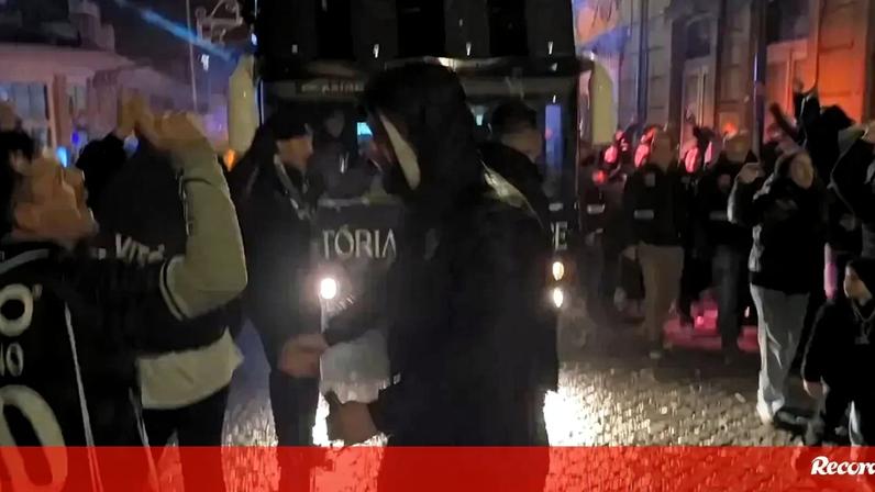 Loucura na chegada do Vitória a Guimarães: a festa com os adeptos nas ruas da cidade