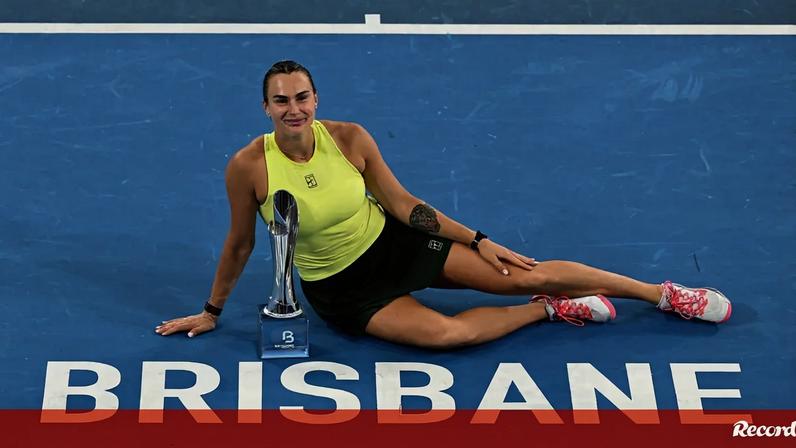 Aryna Sabalenka ergue o troféu em Brisbane pelo segundo ano consecutivo