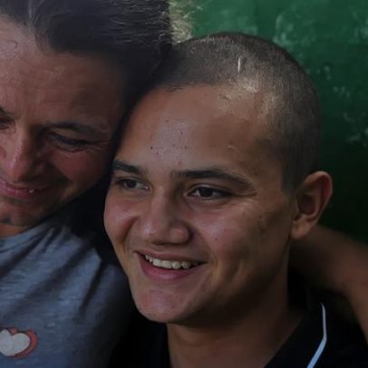 Prisioneiro libertado na Venezuela reencontra família e soube Maduro capturado