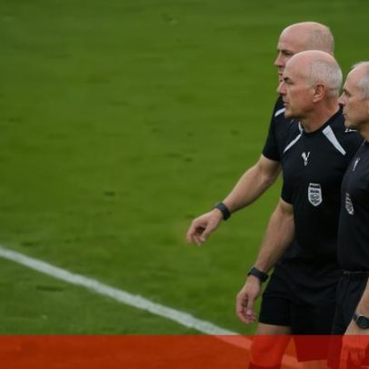 Darren Fletcher protesta após eliminação do Man United e confronta árbitros