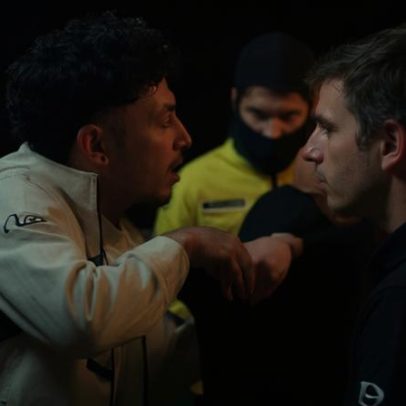 Torcedores do Mallorca esperam o jogador; ele sai do carro após incidente