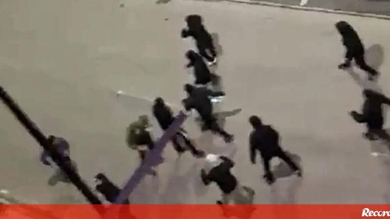 Momentos de pânico antecederam o Barreirense-Olímpico Montijo, duelo da 14.ª jornada da 1.ª Divisão da AF Setúbal, quando grupos de ultras afetos às duas equipas se envolveram em graves confrontos junto ao complexo desportivo. Nestas imagens, os confrontos nas traseiras do hipermercado Continente da Verderena, ao lado do campo onde decorreu o jogo.