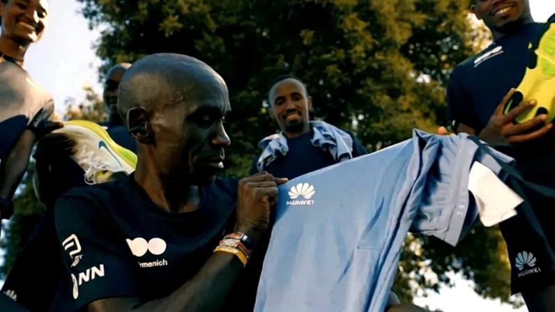 Eliud Kipchoge mostra a nova camisola da equipa DSM-Firmenich com o logo da Huawei
