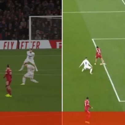 Szoboszlai comete erro na primeira parte de Liverpool-Barnsley, após golo