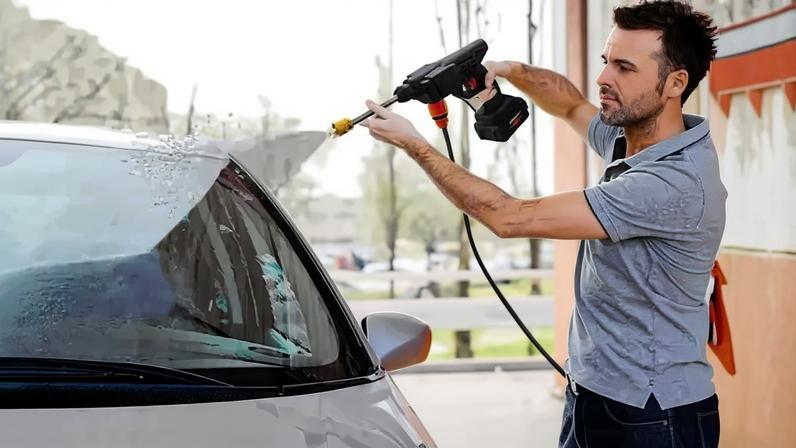 Máquina de pressão para lavar o carro com tudo por menos de 12€