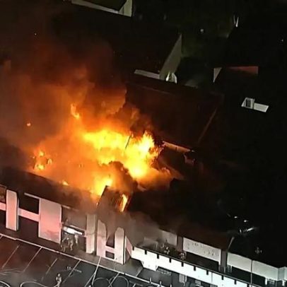Incêndio descontrolado consome edifício em Los Angeles