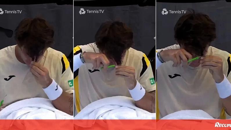 Tenista corta o próprio cabelo com tesoura durante jogo em Auckland