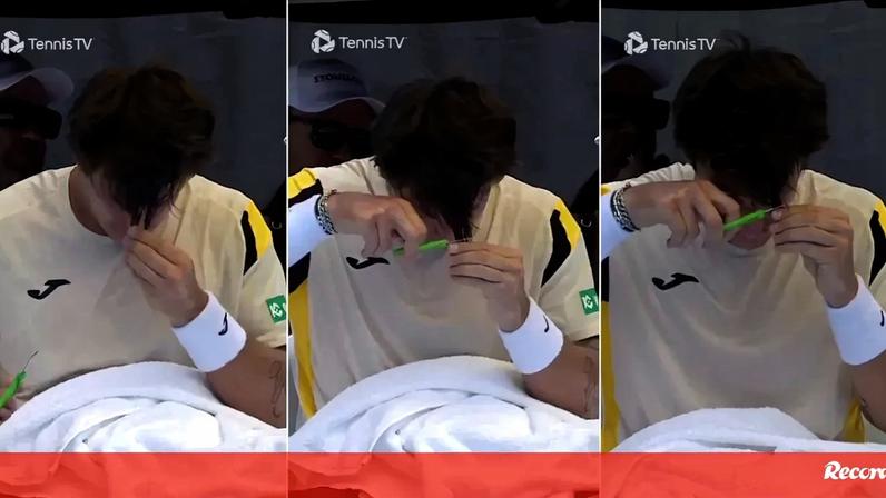 Camilo Ugo Carabelli protagonizou, na última segunda-feira, um momento insólito. Durante a primeira ronda do ATP 250 de Auckland (Nova Zelândia), no decorrer do encontro com o chileno Alejandro Tabilo, o tenista argentino de 26 anos decidiu pegar numa tesousa e cortar o seu próprio cabelo. O vídeo do momento rapidamente se tornou viral nas redes sociais. Quanto ao encontro, Camilo Ugo Carabelli acabou por registar uma derrota após perder por dois sets a zero (6-4 e 6-2).